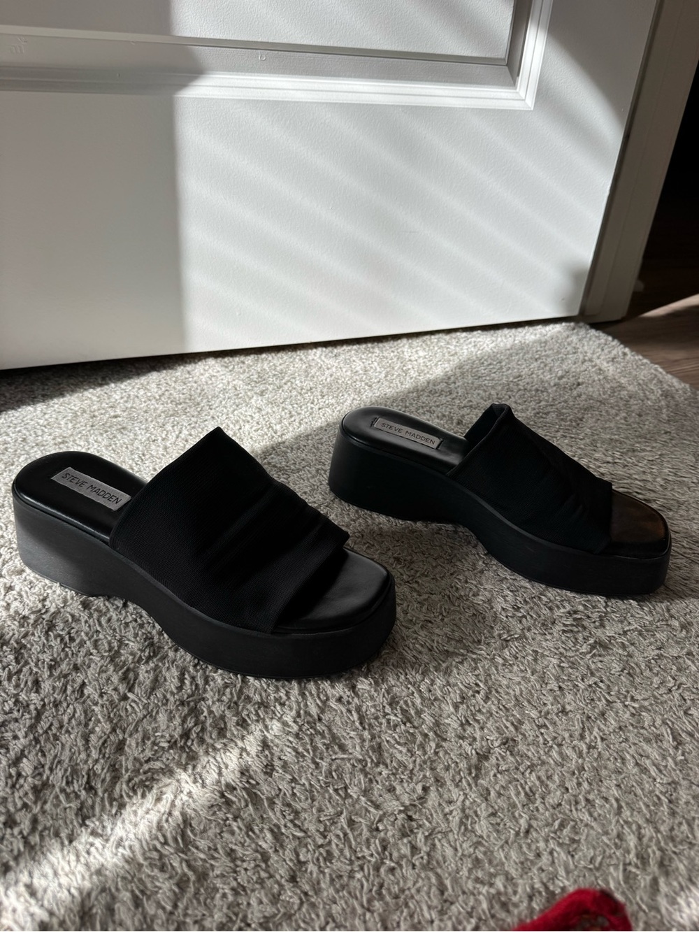 Steve Madden black platform sandal